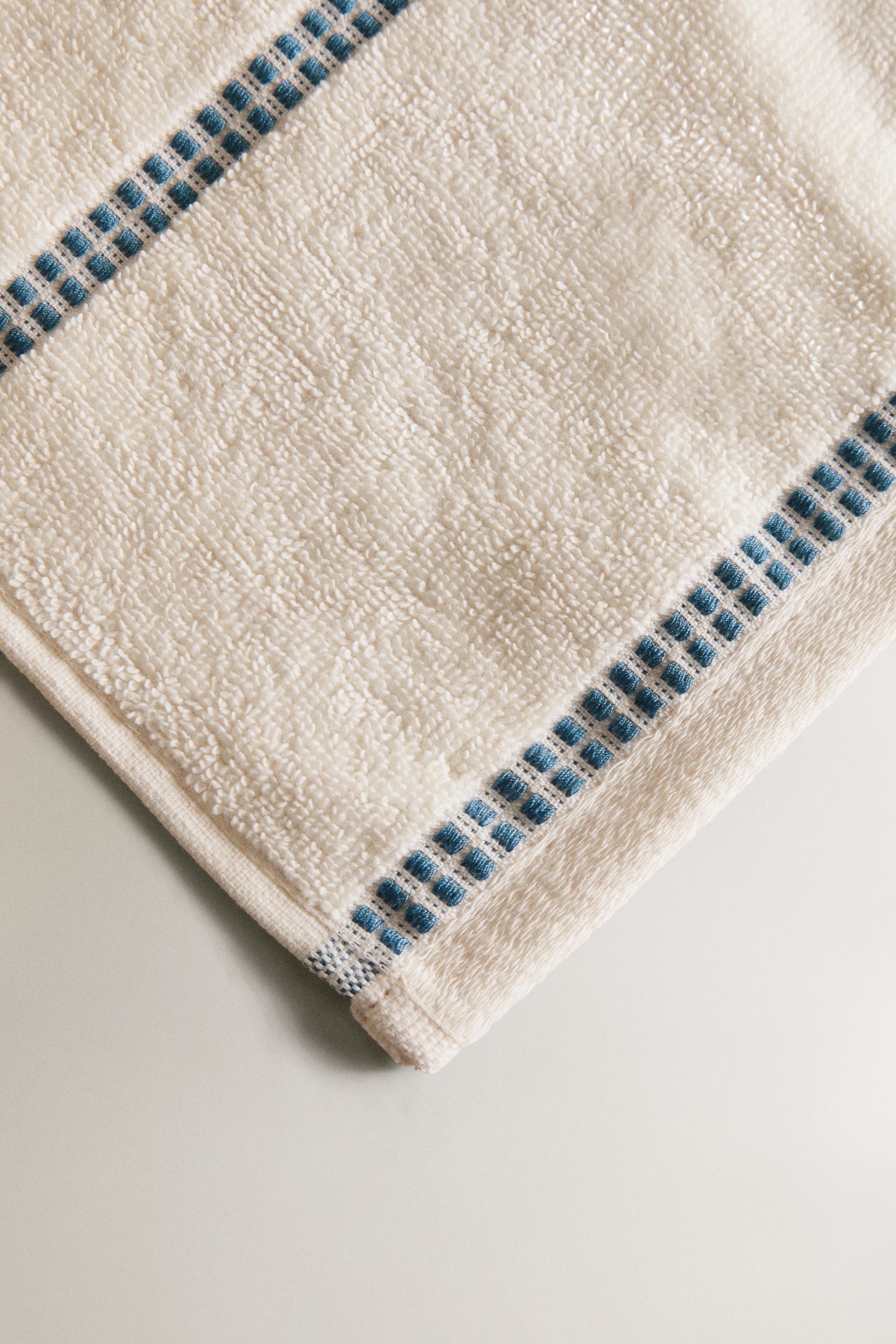 GEOMETRIC BORDER BATH TOWEL
