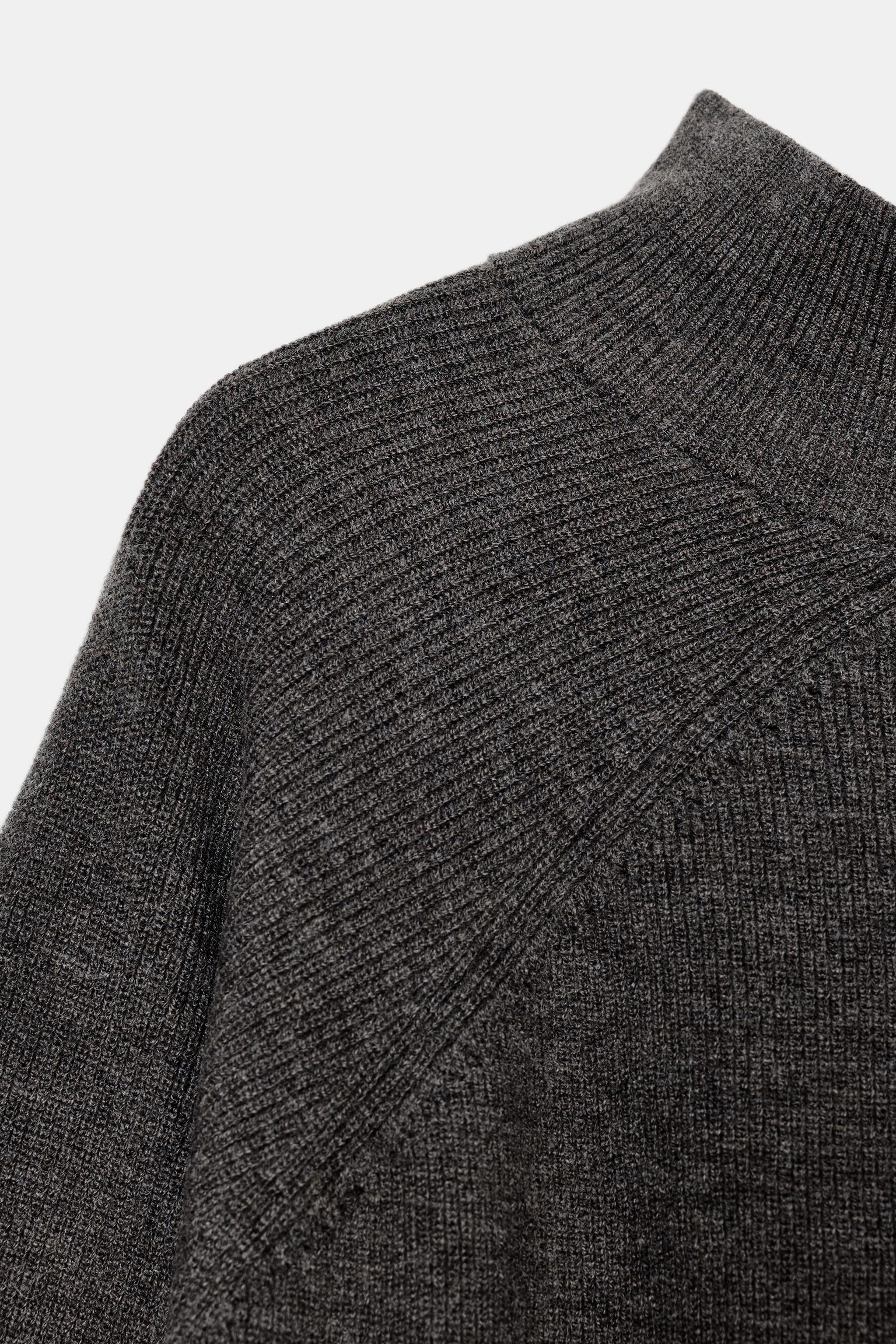 PULL EN MAILLE À COL MONTANT