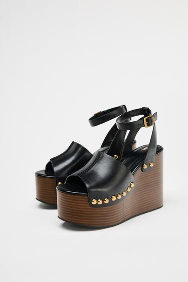 KEILSANDALETTE AUS LEDER MIT NIETEN - Schwarz von Zara