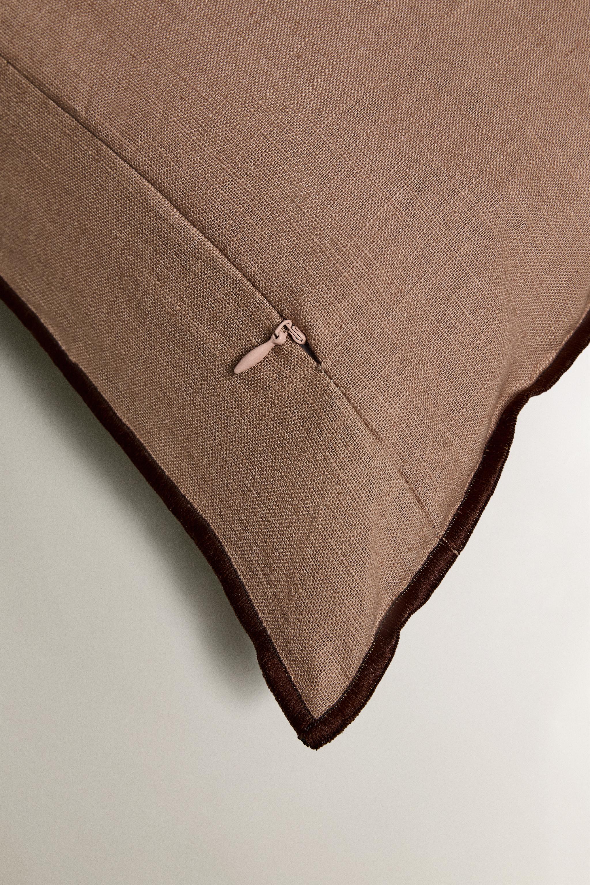 LINEN CUSHION COVER WITH OVERLOCK