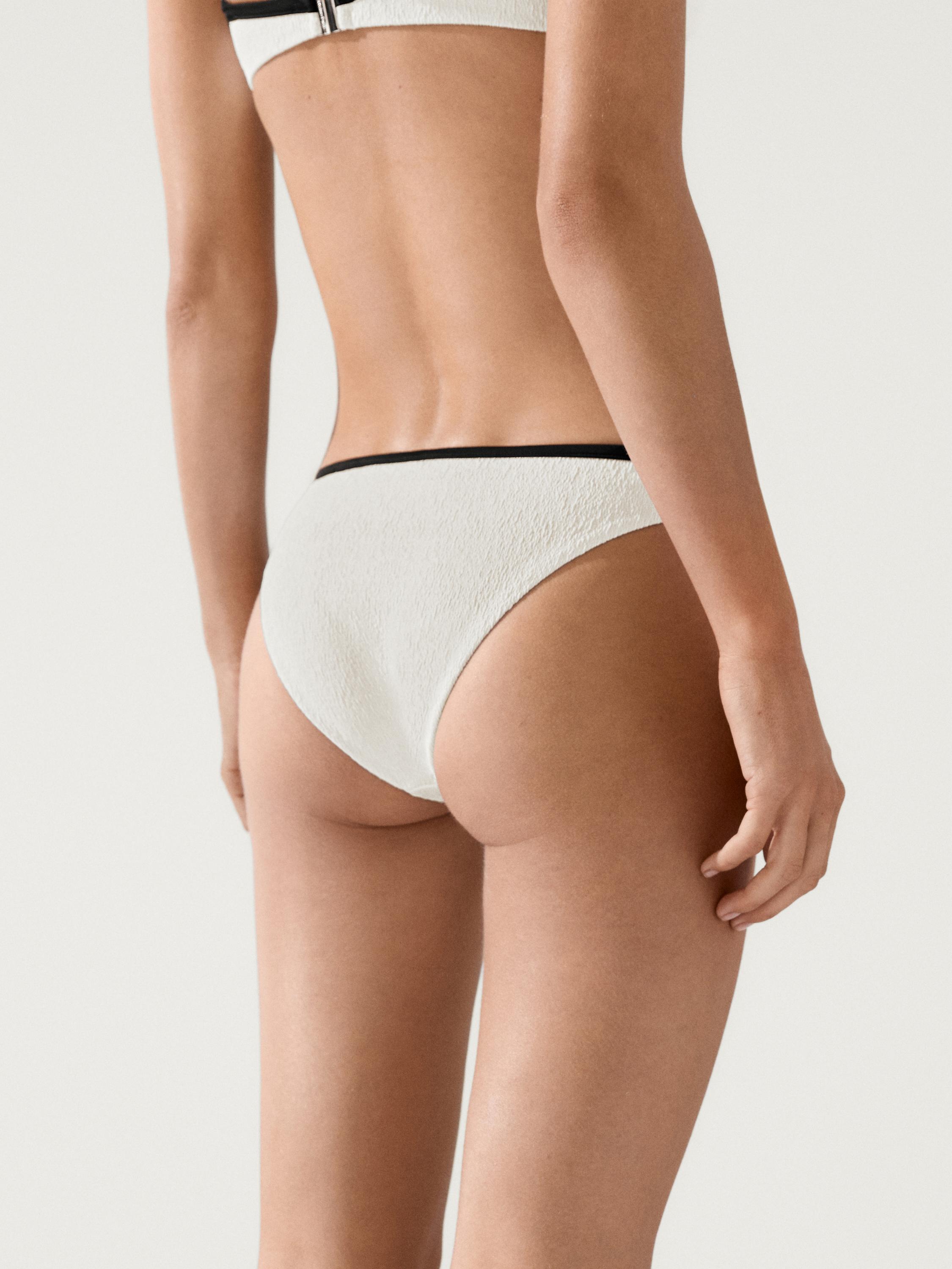 Bas de bikini texturé contrastant