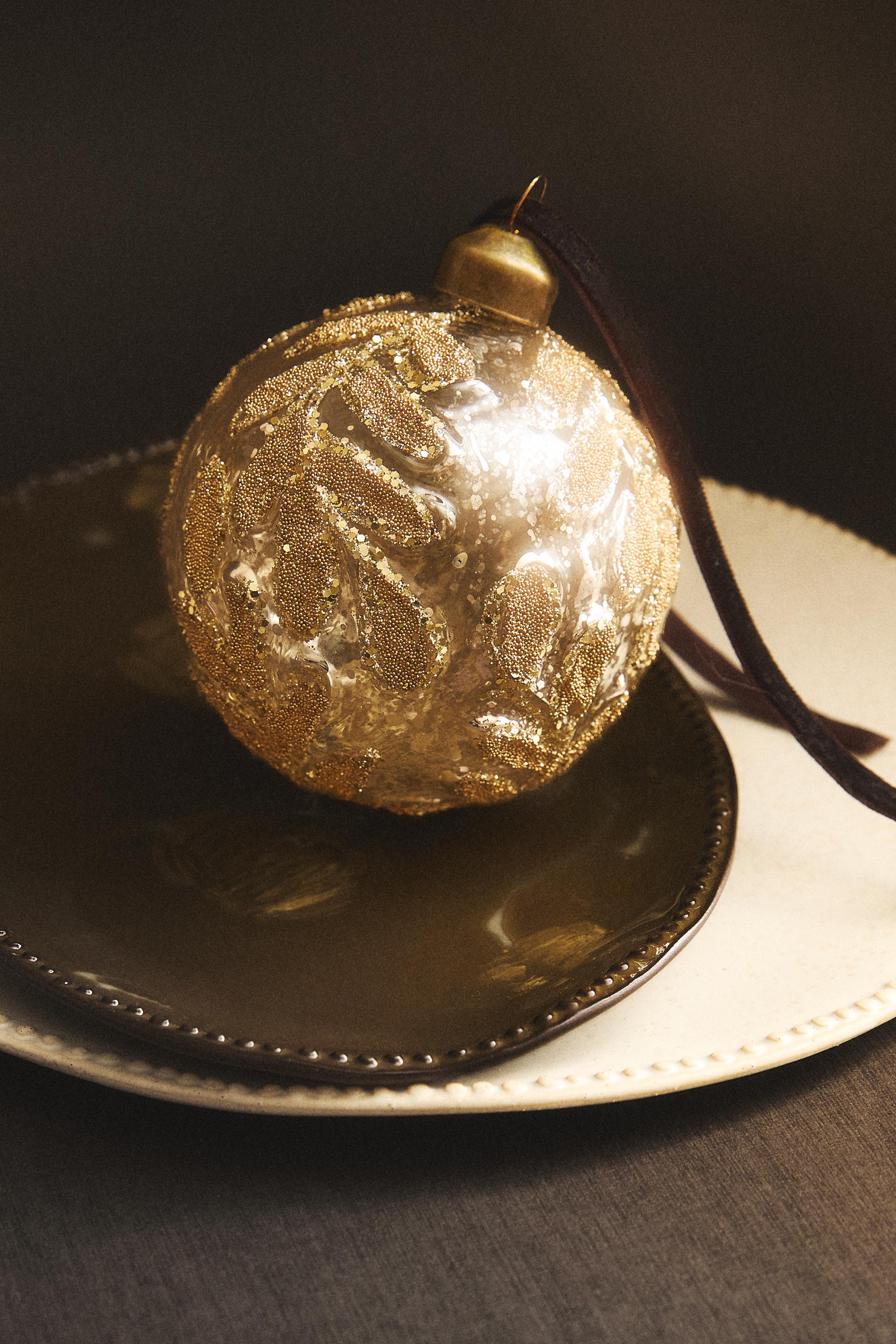 CHRISTMAS TREE GLITTERY FLORAL BALL ORNAMENT