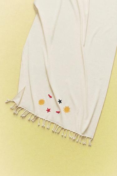 منشفة شاطئ قطنية بأشكال - كريمي الخاص بـ Zara