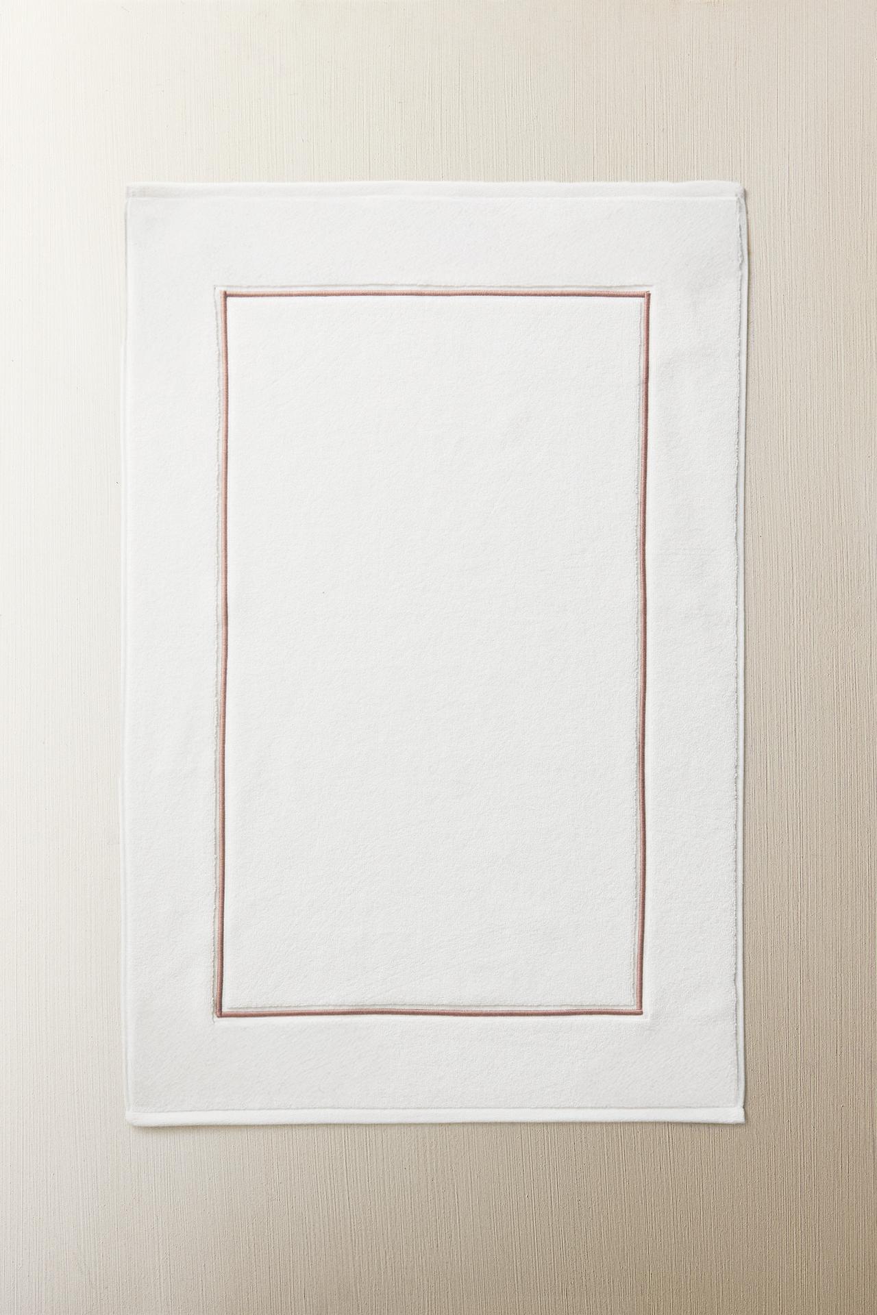EMBROIDERED SCALLOPED BATH MAT — Pale pink