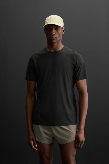 Zara LIGHTWEIGHT TECHNICAL T-SHIRT - Black
