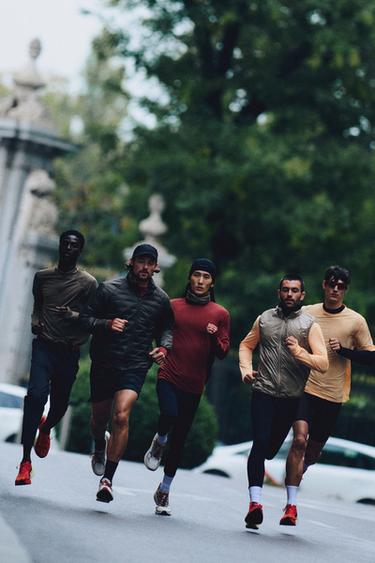 تيشرت جري بأكمام طويلة - أحمر داكن الخاص بـ Zara