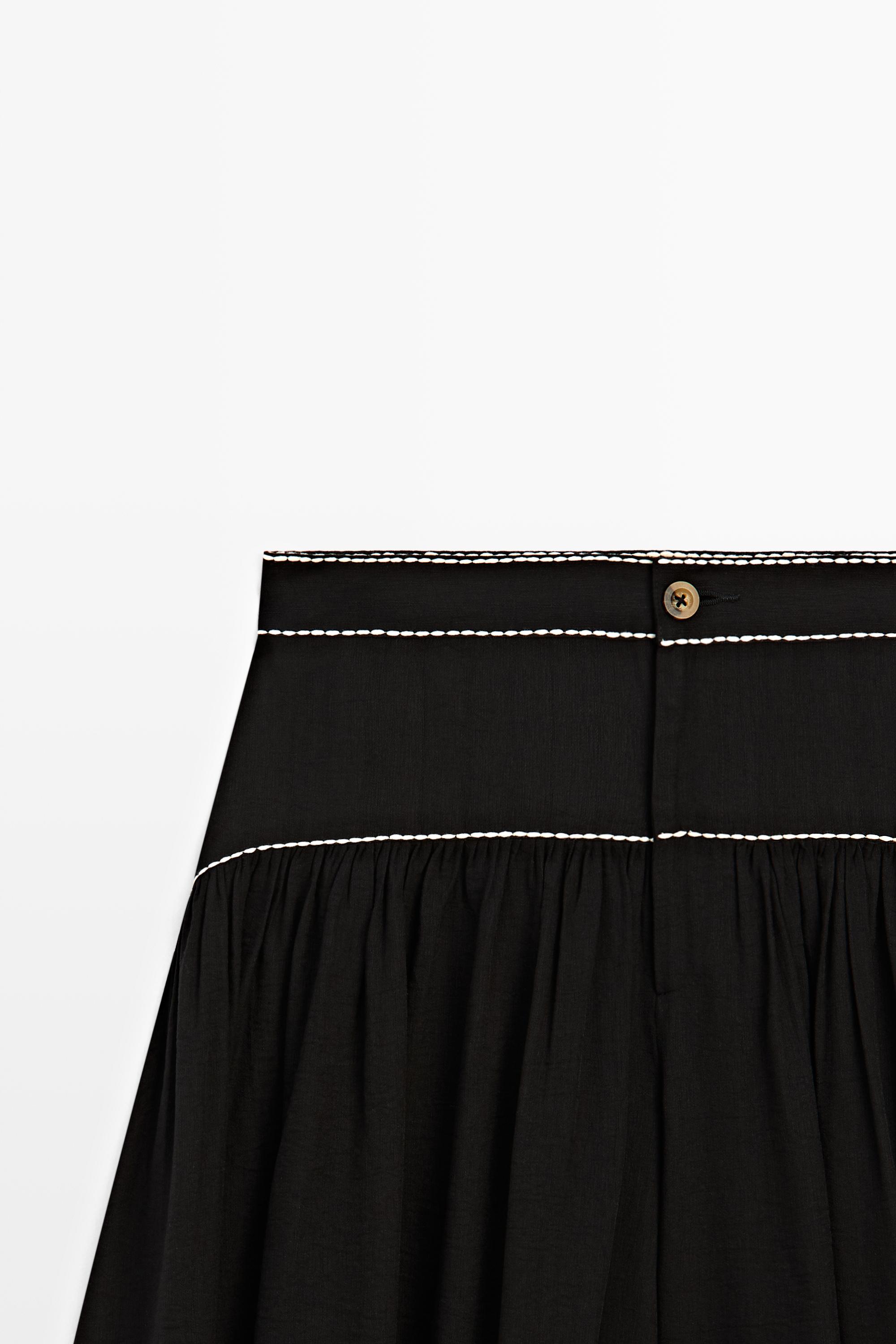 Flowing trousers with contrast detail