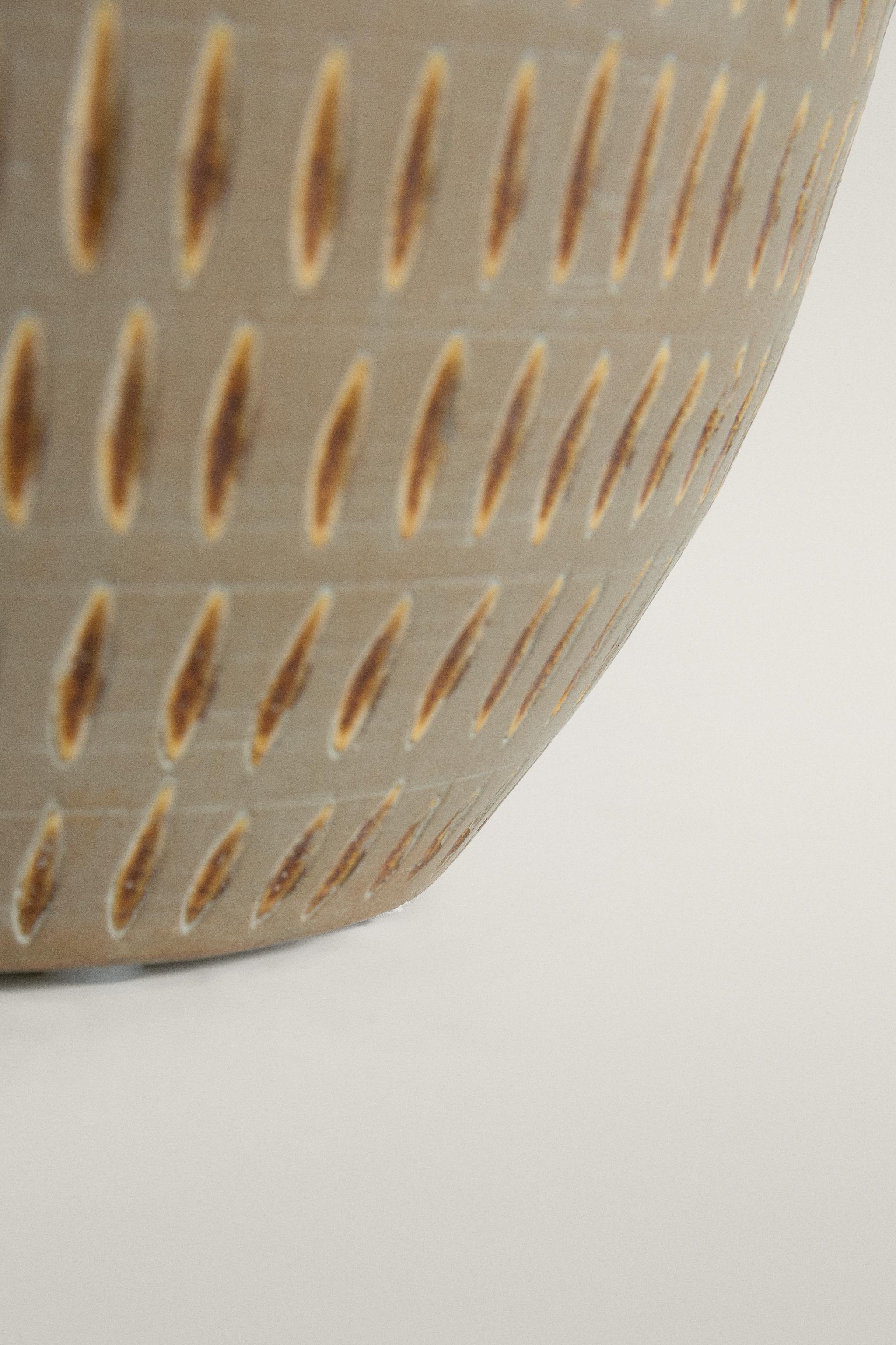 ROUND DECORATIVE CERAMIC VASE