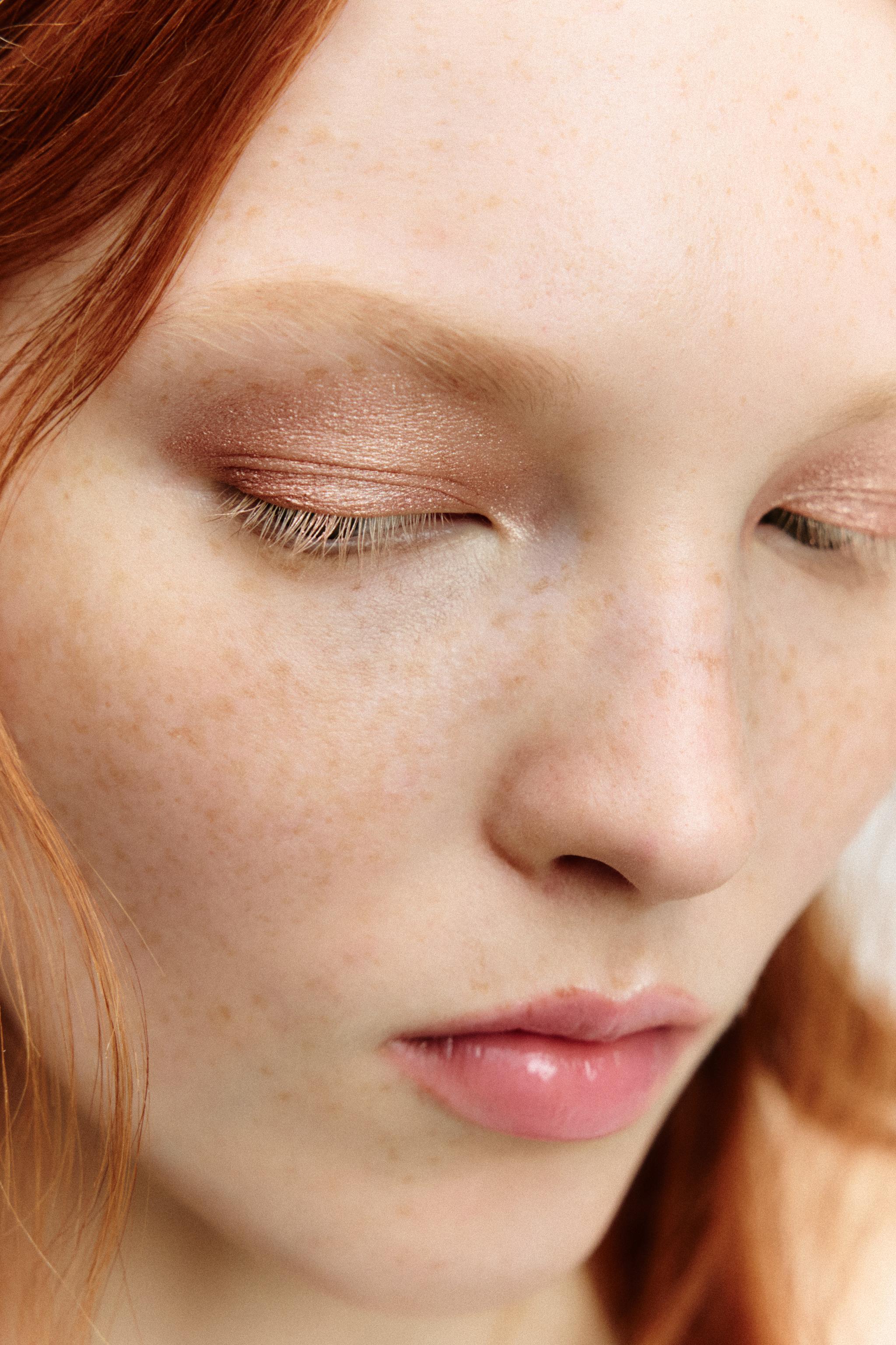 THE EYESHADOW STICK LUDOVIC DE SAINT SERNIN x ZARA