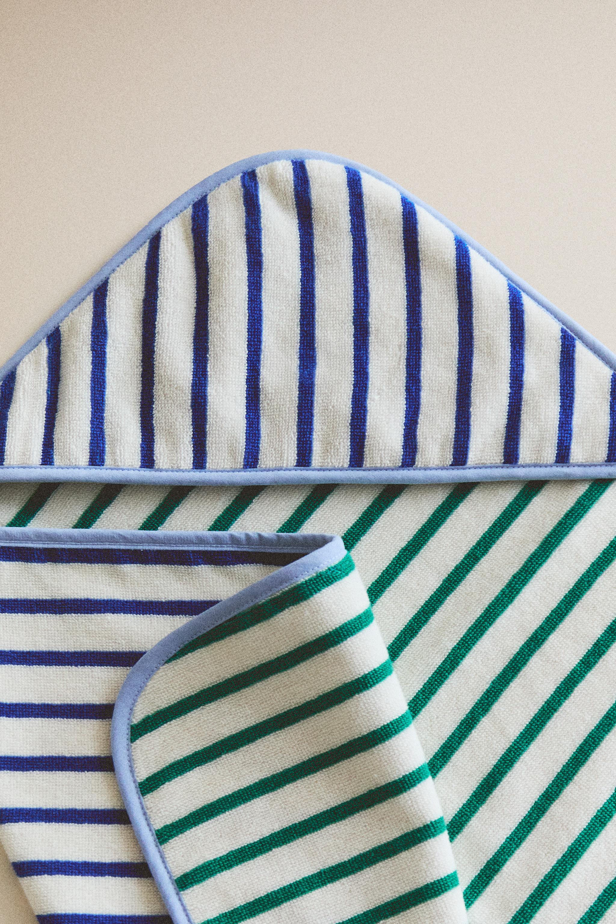 REVERSIBLE STRIPED HOODED BABY TOWEL — Blue