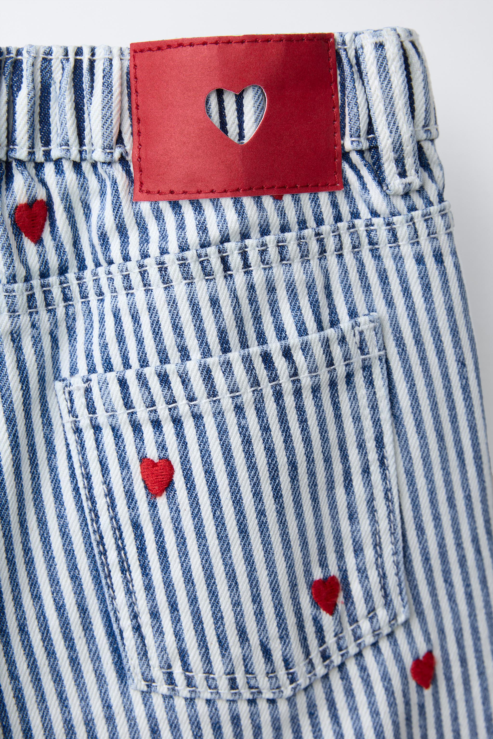 JEANS JUPE-CULOTTE À RAYURES ET CŒURS BRODÉS
