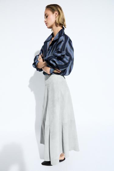 Jupe midi évasée en cuir et daim avec ceinture - Gris bleu de Zara