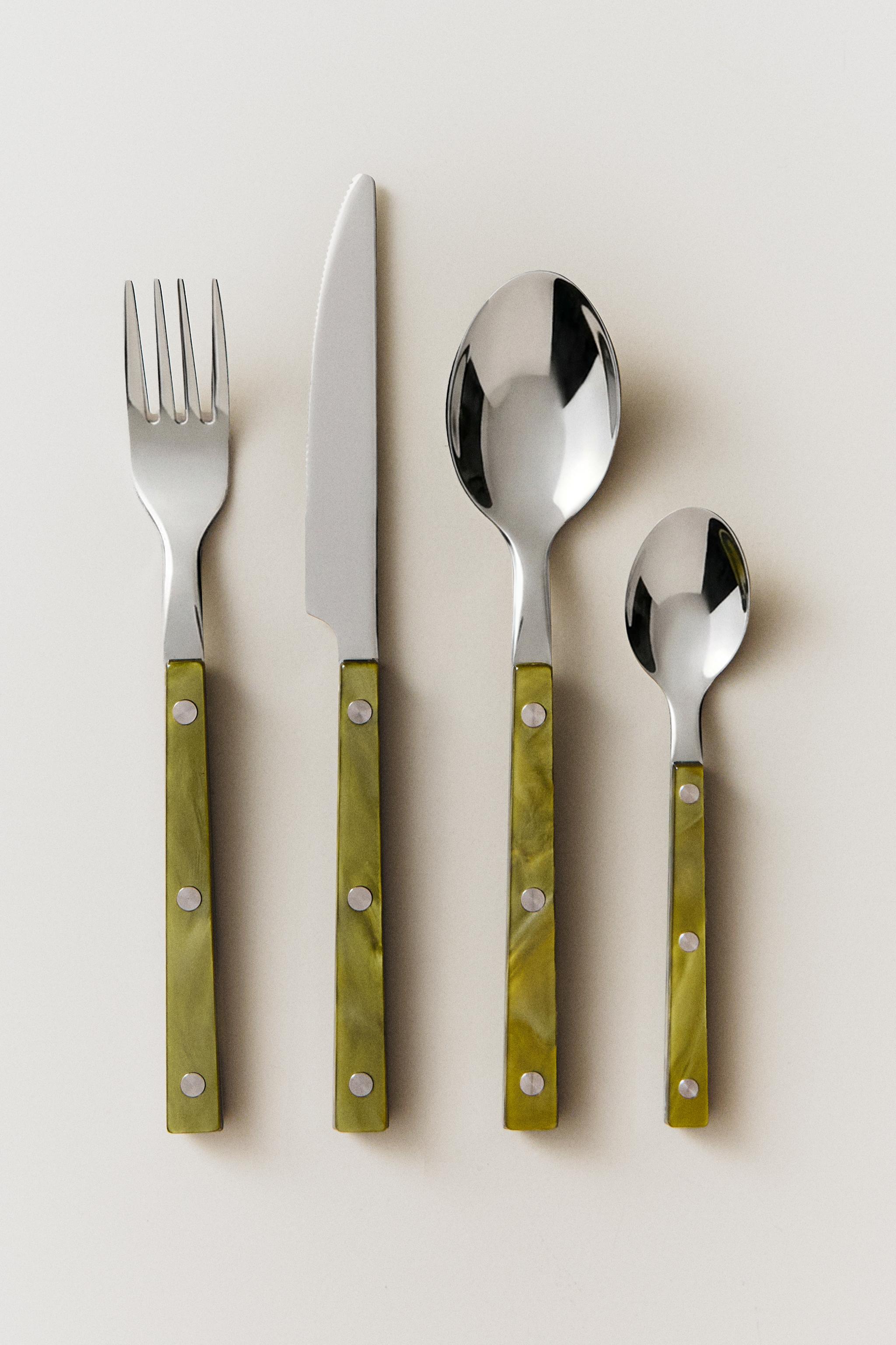 4-PIECE CUTLERY SET WITH ACRYLIC HANDLE