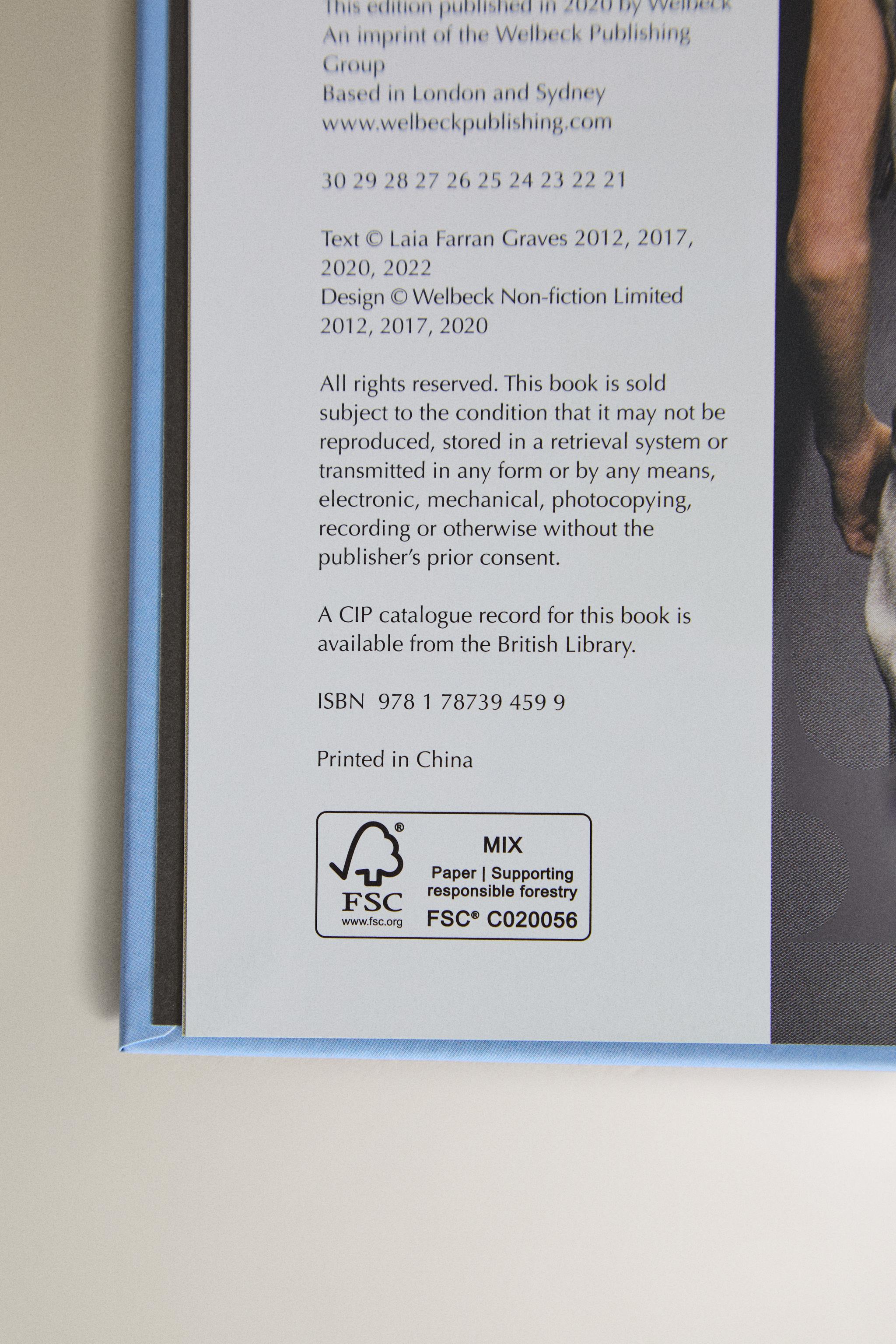 LIBRO THE LITTLE BOOK OF PRADA (INGLÉS) - Azul | ZARA Chile