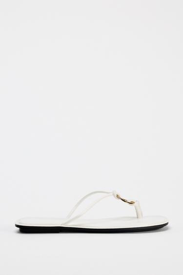 SANDALIA PLANA ADORNO - Blanco de Zara