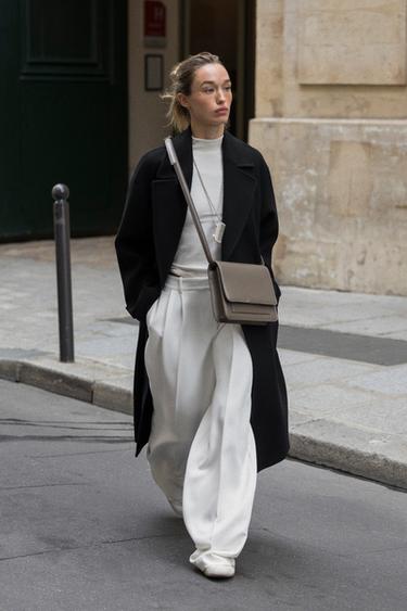 Zara TORBA ZA NOŠENJE PREKO RAMENA I TELA SA METALNIM DETALJEM – Siva