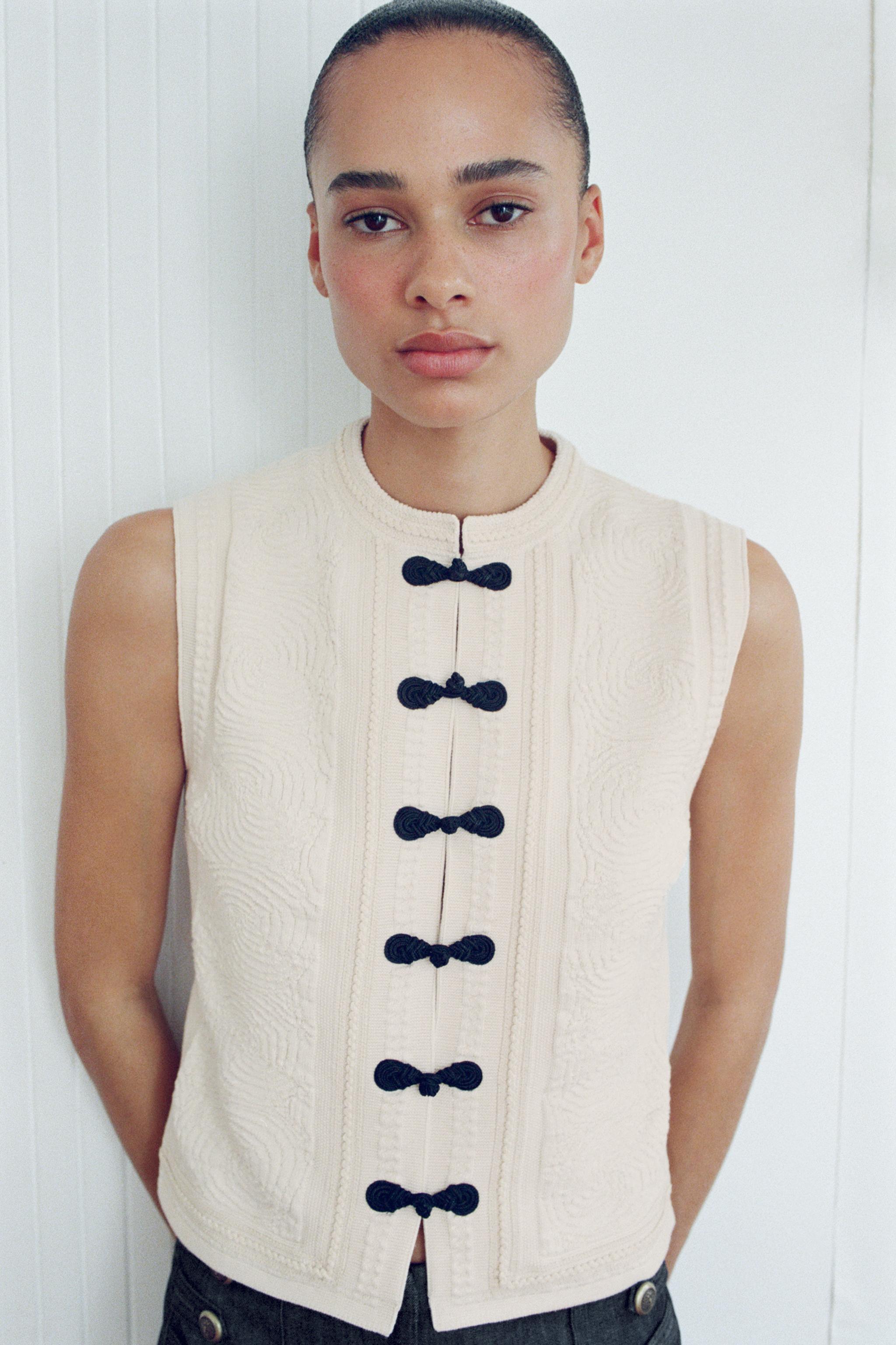 CONTRASTING FROG FASTENING KNIT VEST