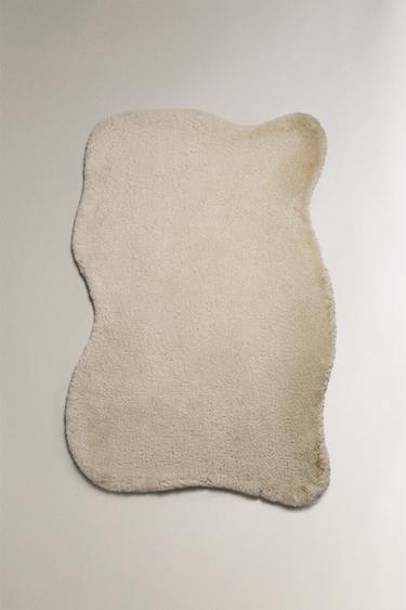 TAPIS FOURRURE IRRÉGULIER - Beige clair de Zara - Image 1