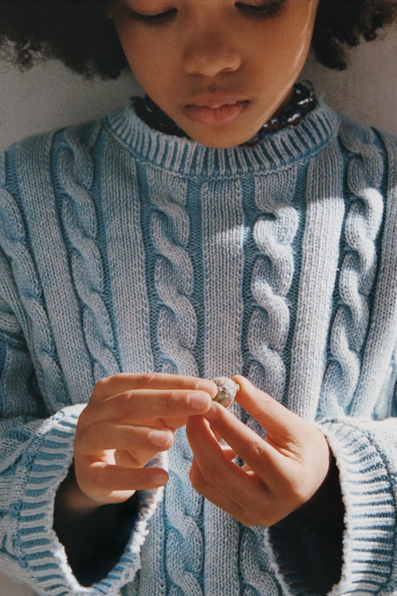 PULL EN MAILLE À TORSADES DÉLAVÉ