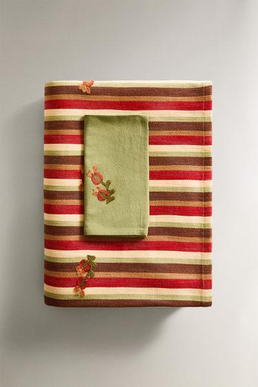 MANTEL RAYAS Y BORDADOS FLORALES - Naranjas de Zara