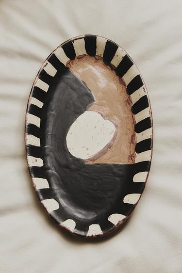 PAINTED STONEWARE TRAY - Brown / Ecru by Zara