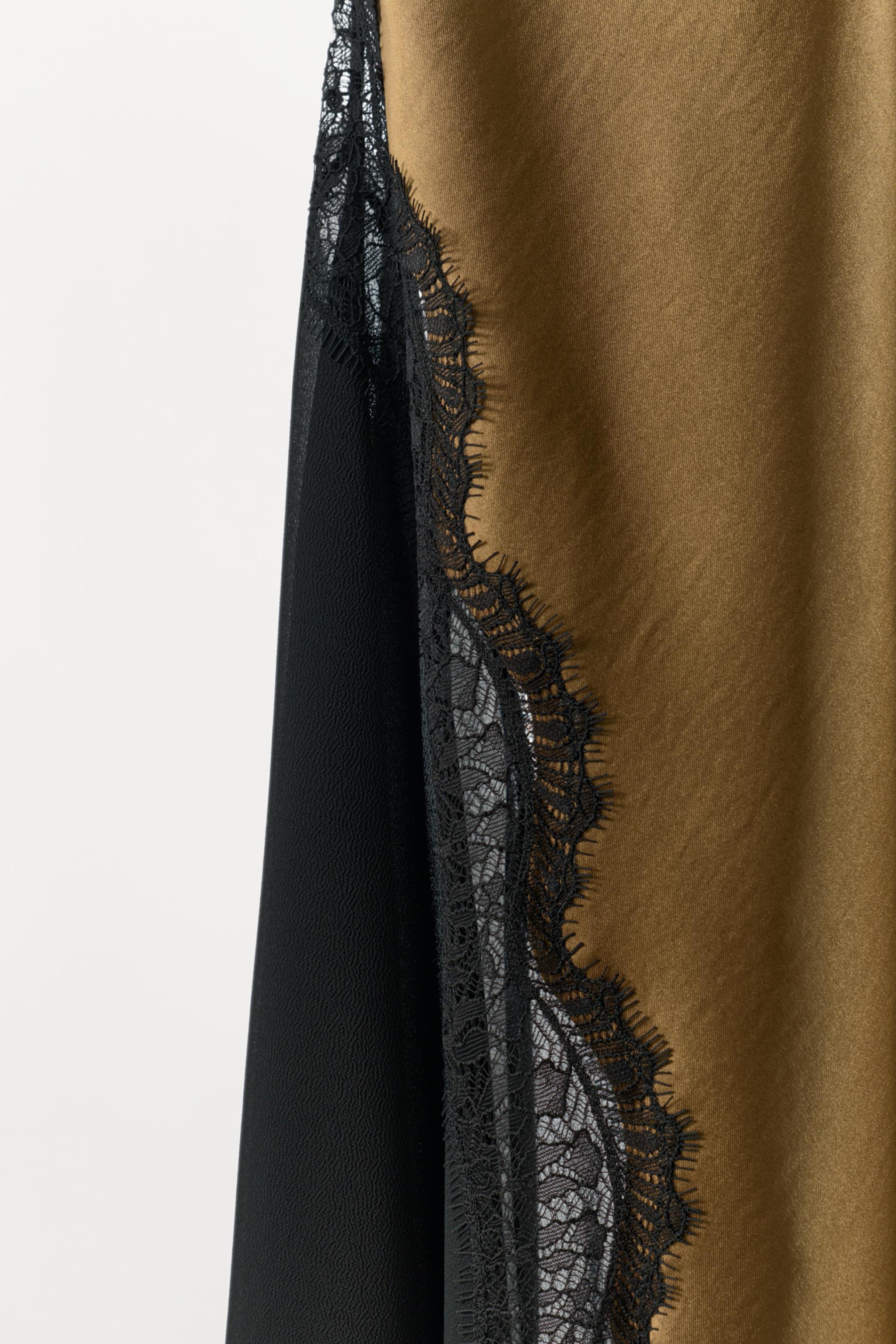 ROBE EN MATIÈRES VARIÉES SATINÉE AVEC DENTELLE