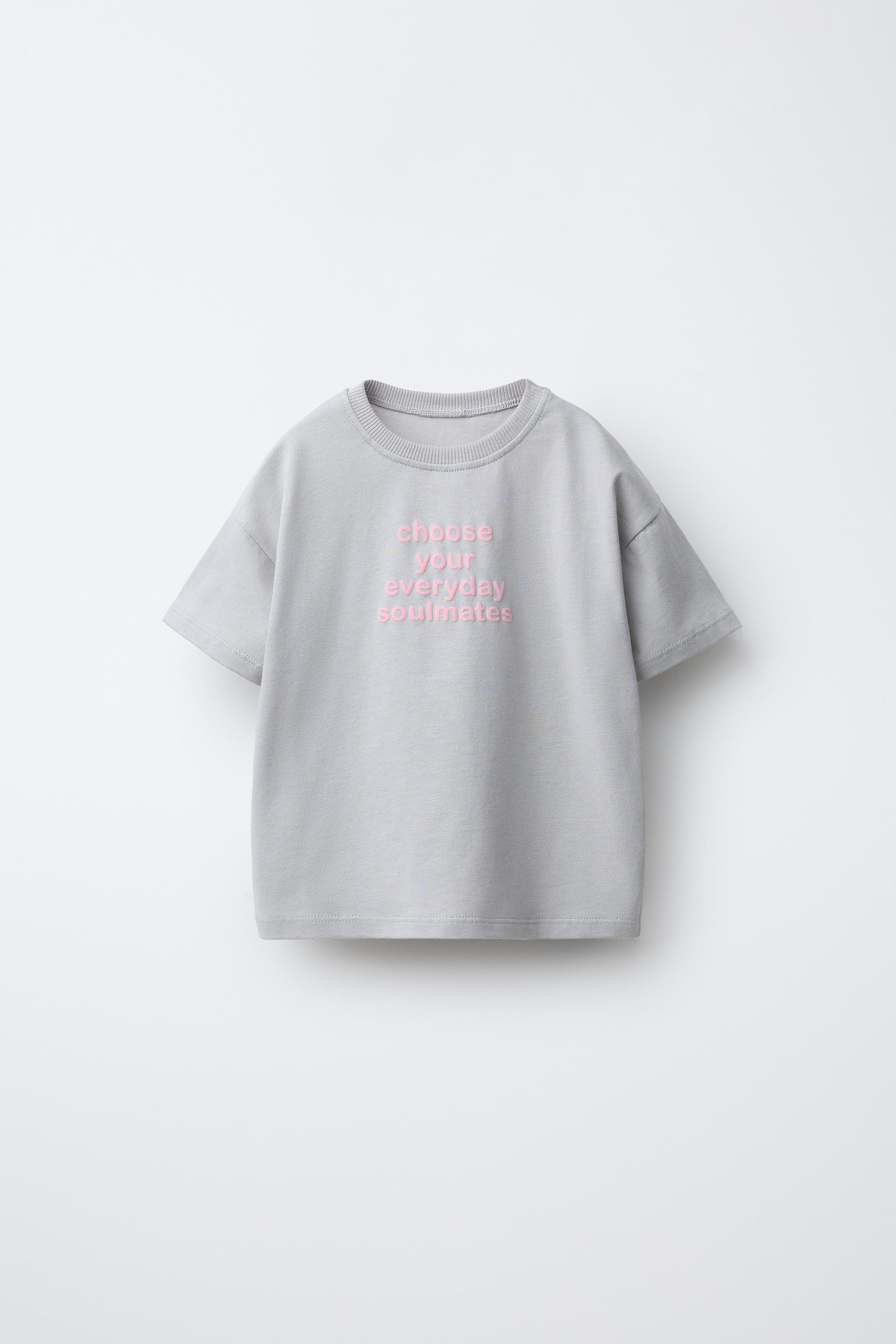 T-SHIRT À INSCRIPTION EN RELIEF