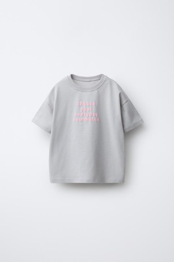 CAMISETA TEXTO RELIEVE - Gris Antracita de Zara - Imagen 0