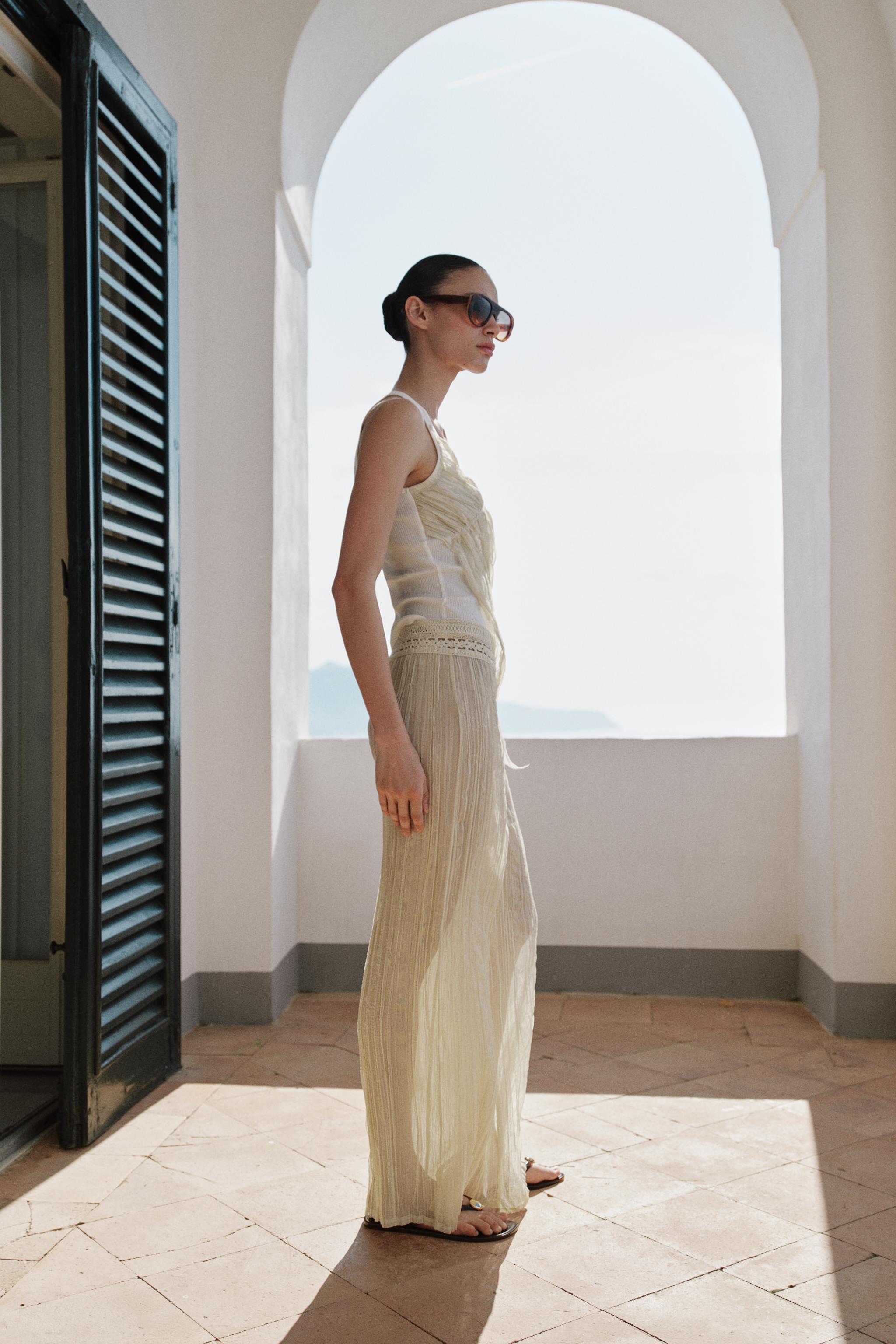 PANTALON EN MATIÈRES VARIÉES AU CROCHET