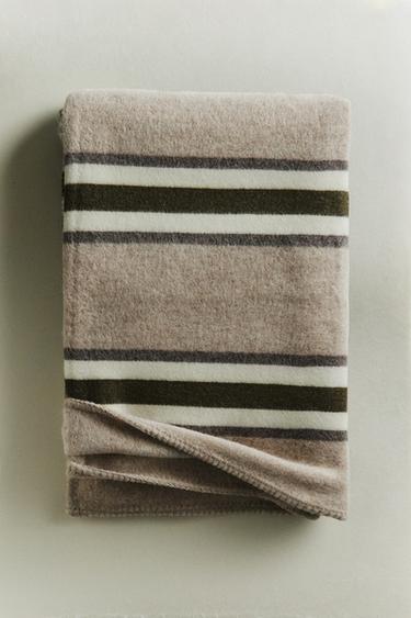 COUVERTURE LAINE RAYURES - Beige clair de Zara - Image 4