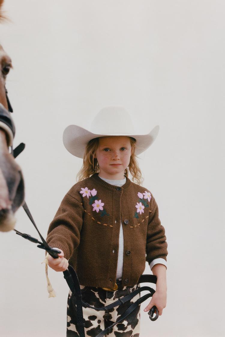 Chaqueta punto flores bordadas con lana
