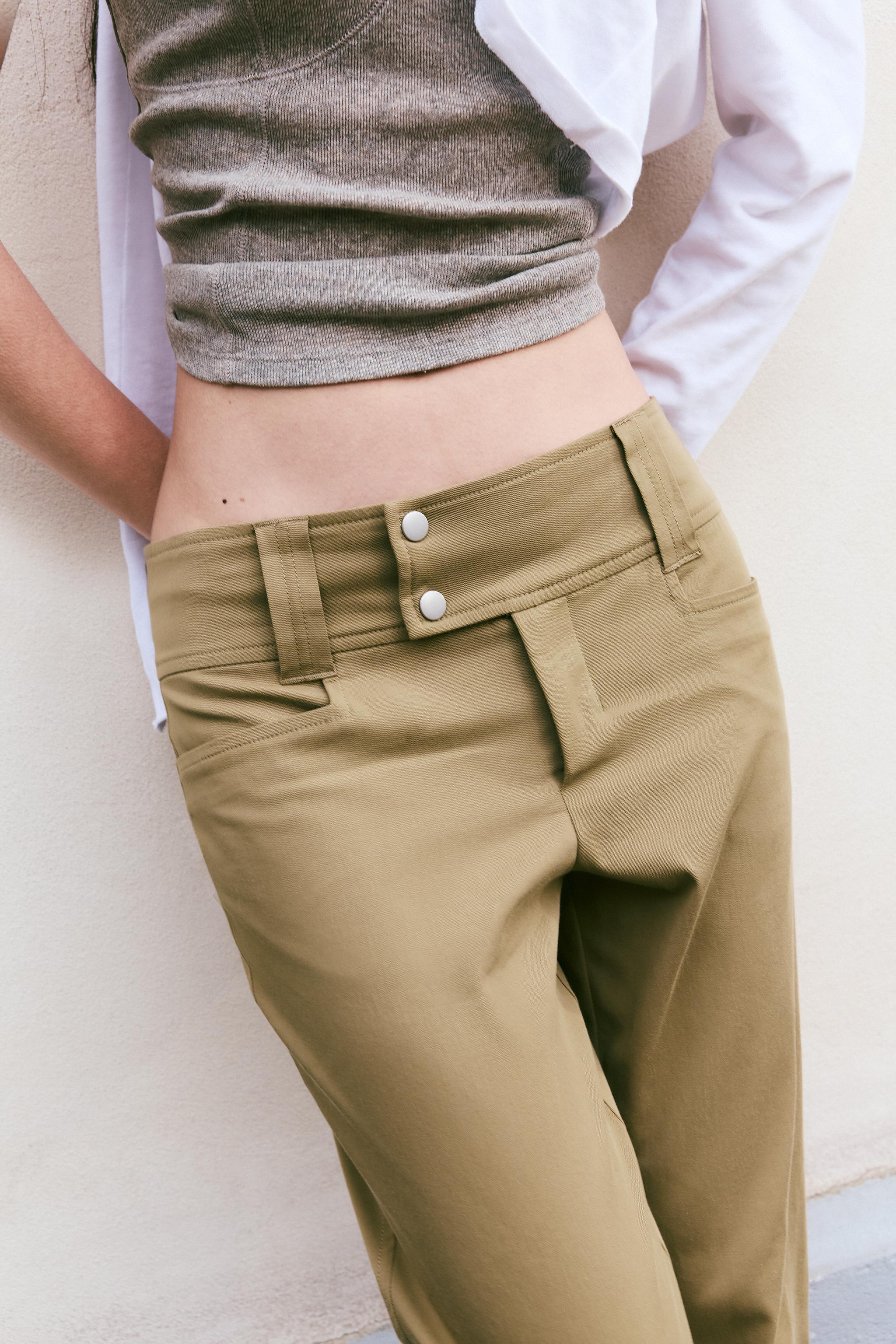 BUCKLED CAPRI PANTS