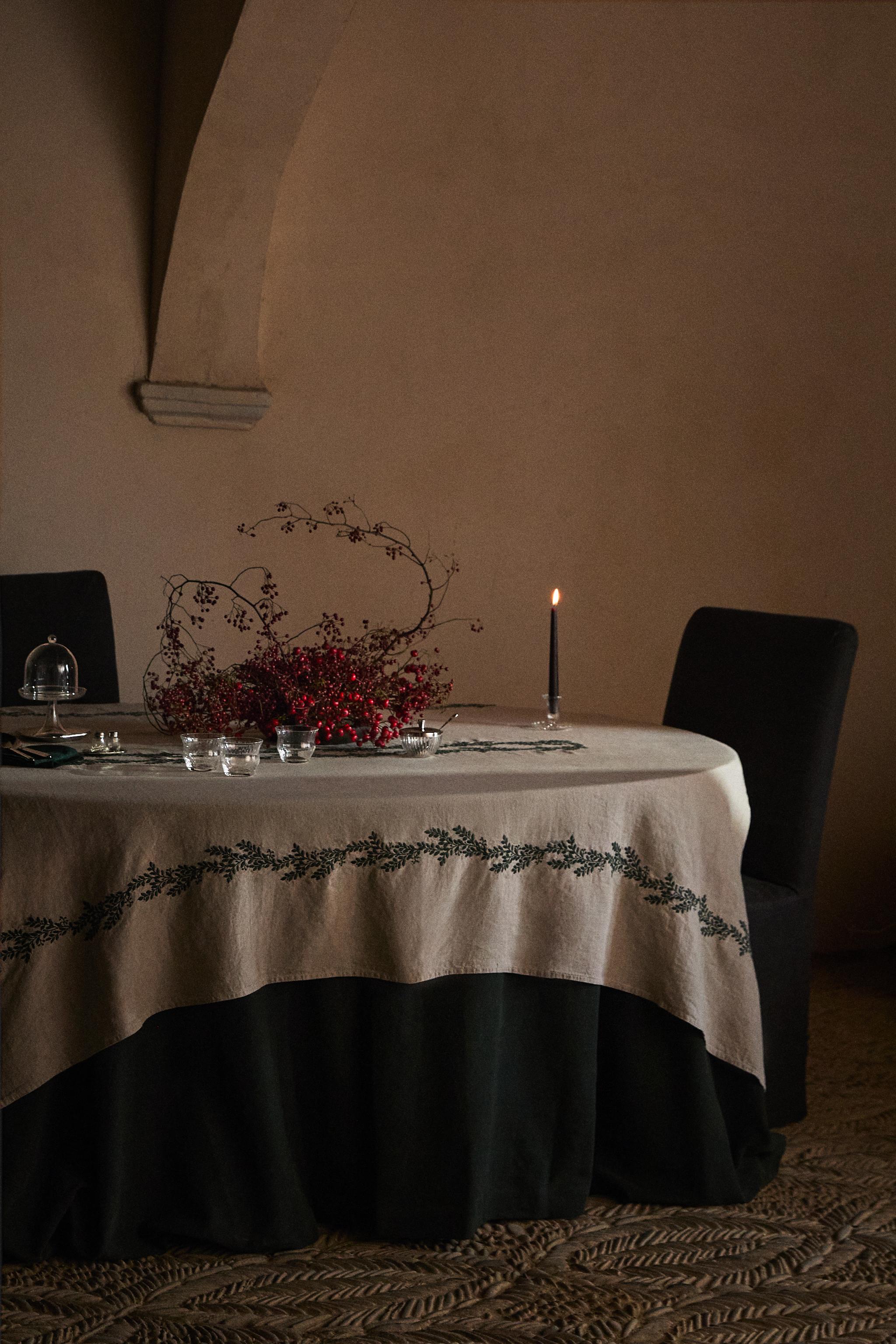 LINEN TABLECLOTH WITH GREEN LEAVES CHRISTMAS