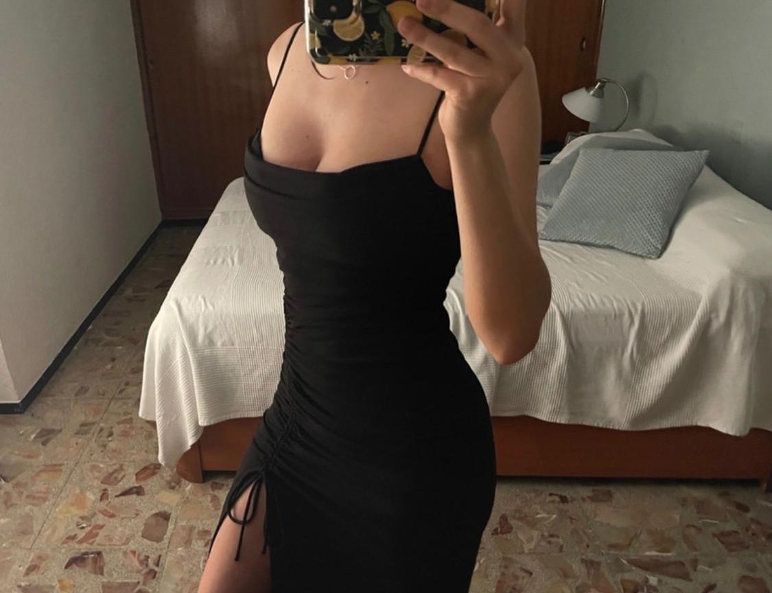 VESTIDO MIDI NEGRO FRUNCIDO CON ABERTURA LATERAL - Image 2