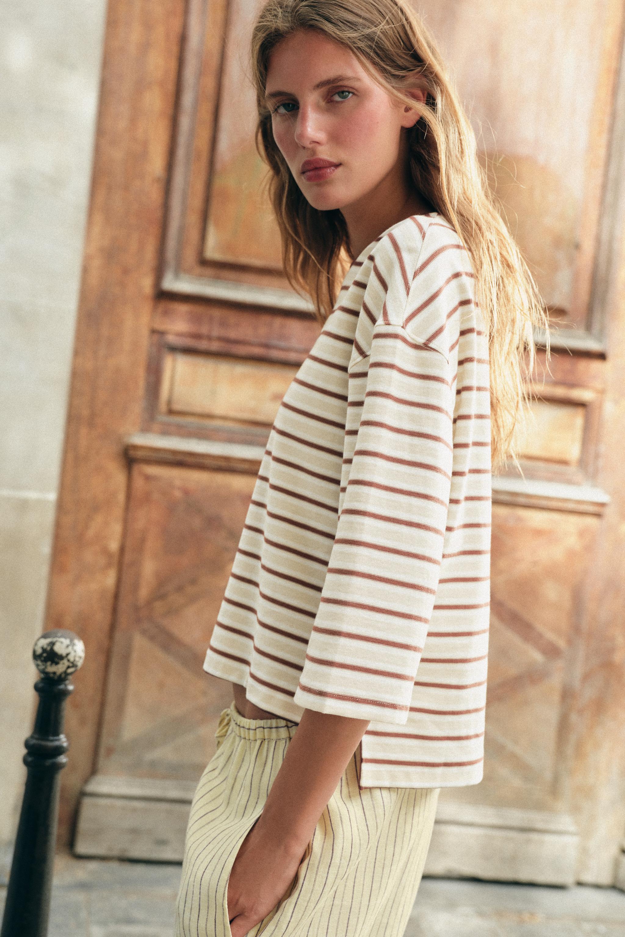 CONTRAST STRIPE T-SHIRT