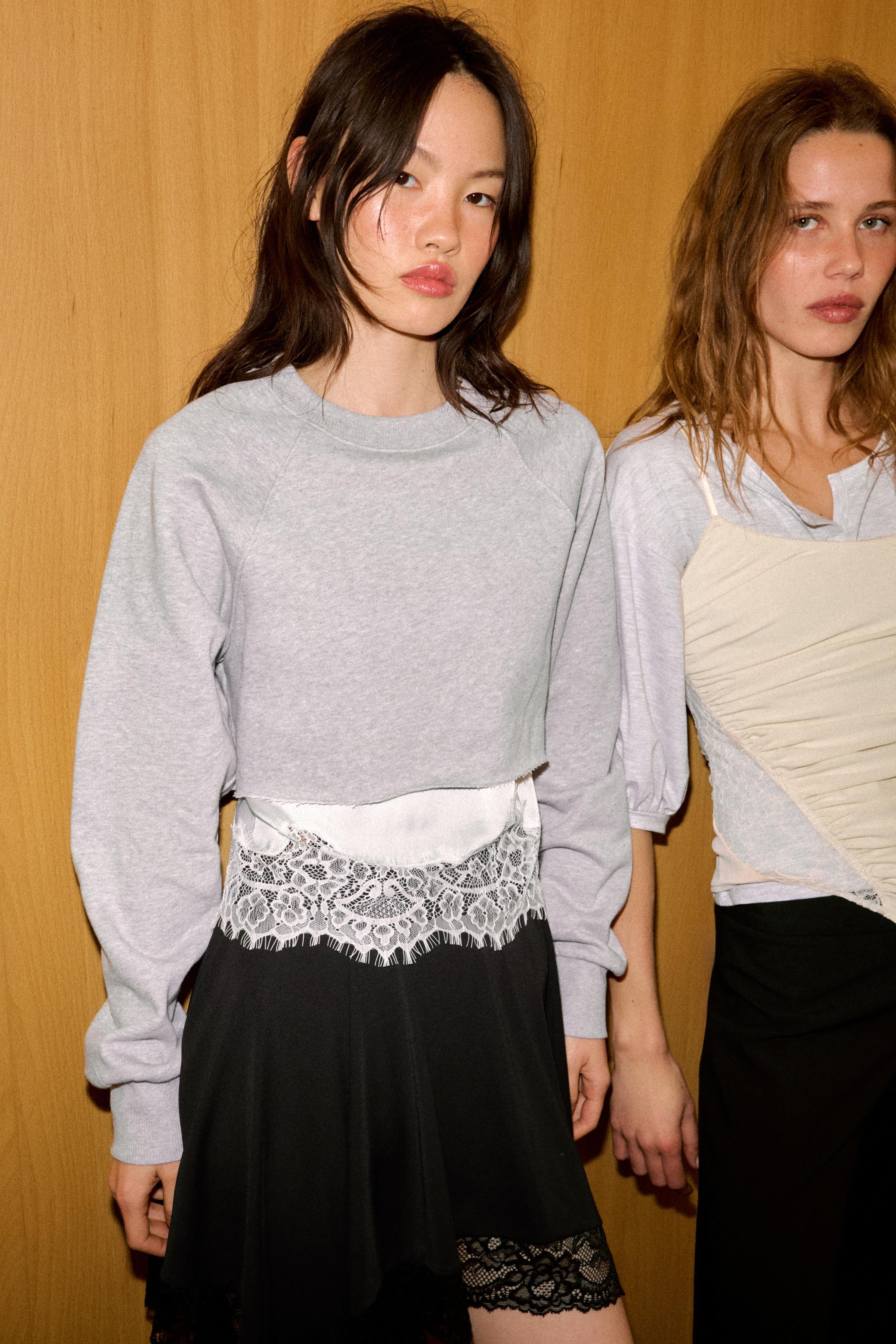 KONTRAST DANTEL DETAYLI CROP SWEATSHIRT - Görsel 4
