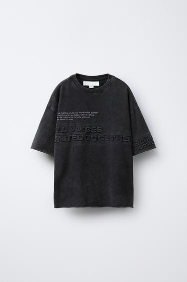 CAMISETA EMBOSSED TEXTO - Gris antracita de Zara - Imagen 0