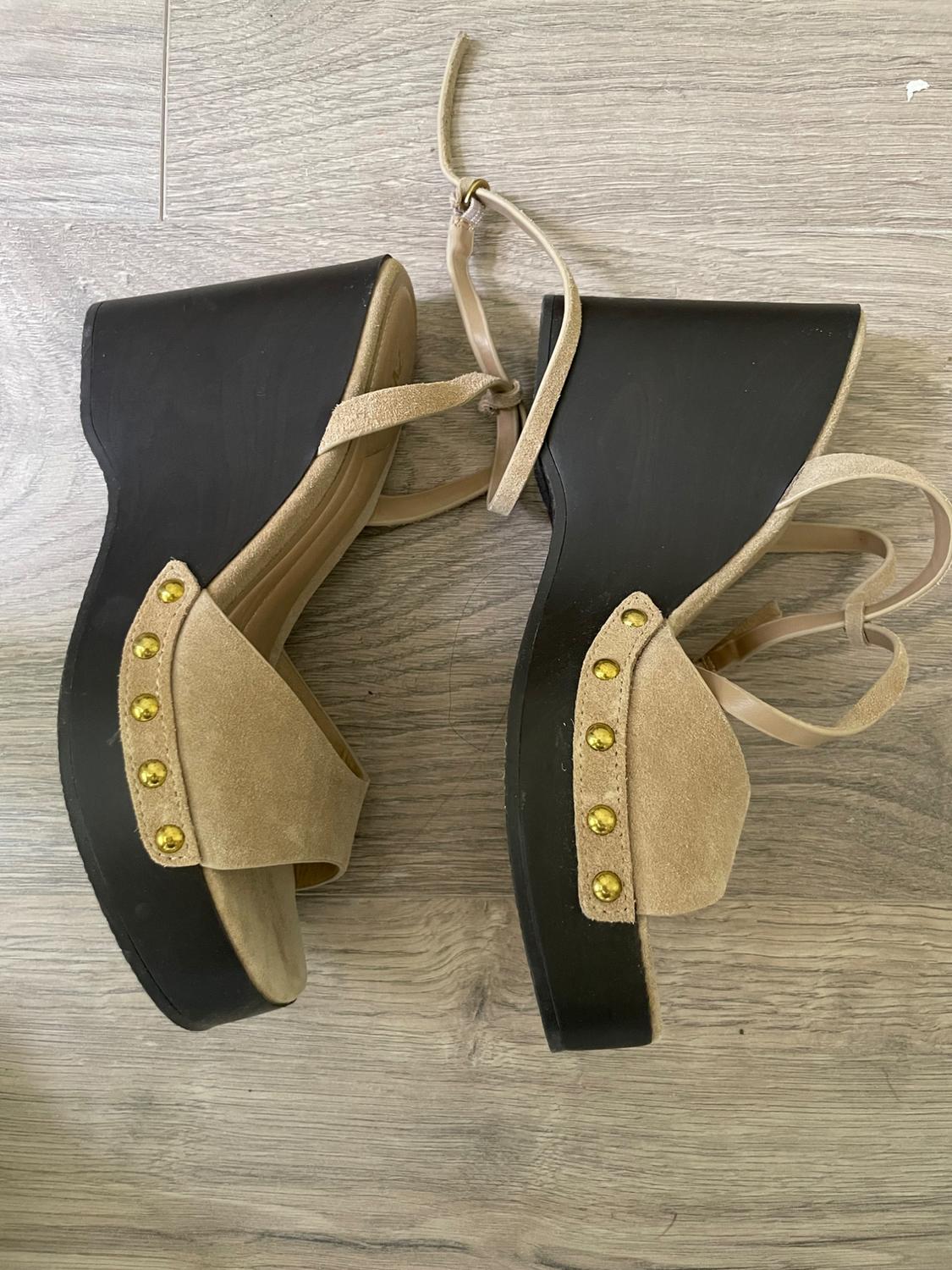STUDDED SUEDE WEDGE SANDALS. NEW WITHOUT TAGS. NEVER WORN. - Image 4