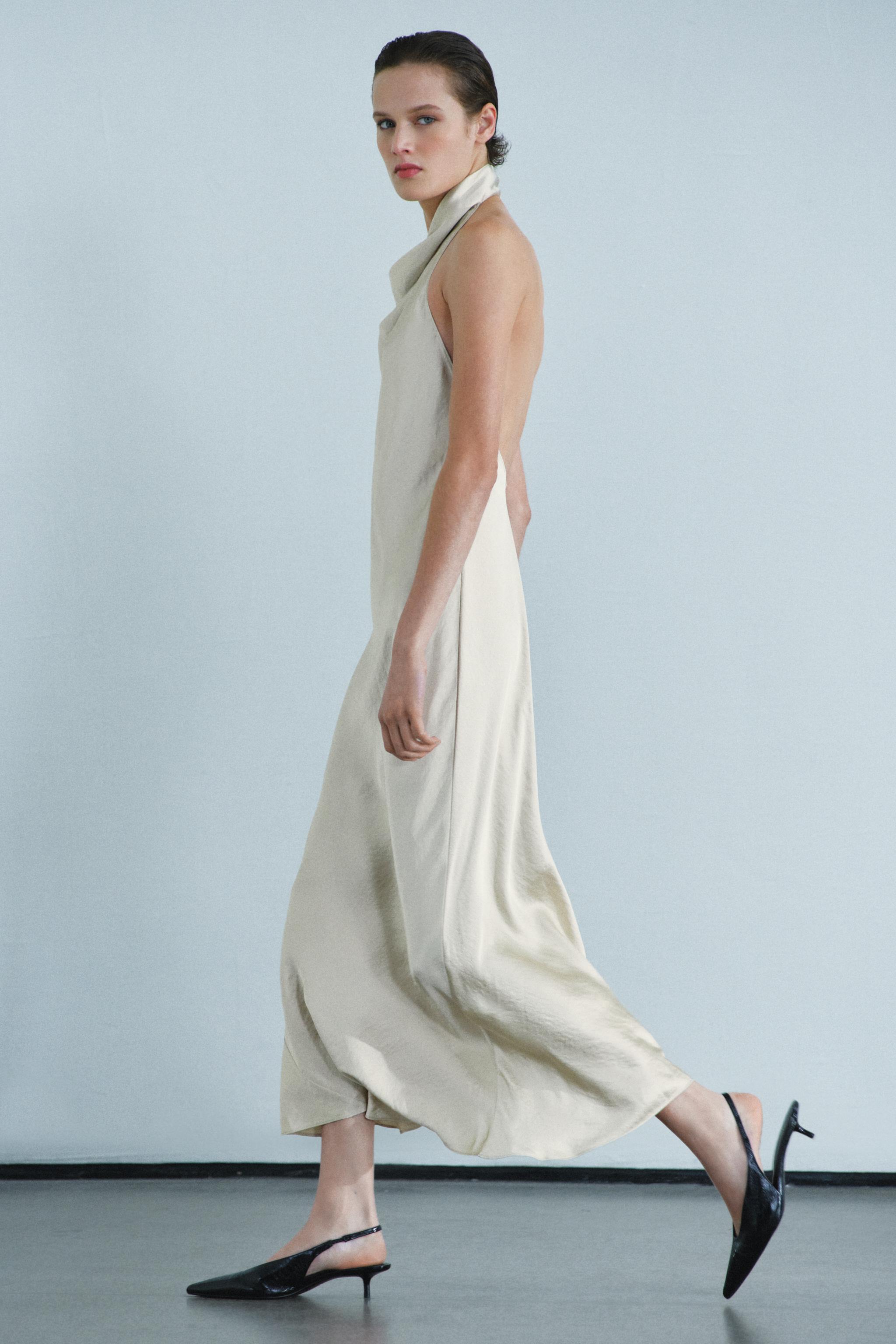 Zara ZW COLLECTION SATEN YÜZEYLİ HALTER MİDİ ELBİSE görsel 3