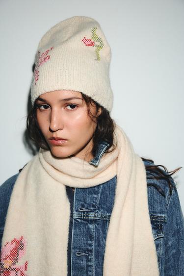 GORRO BEANIE PUNTO BORDADOS FLORES - Crudo de Zara - Imagen 0