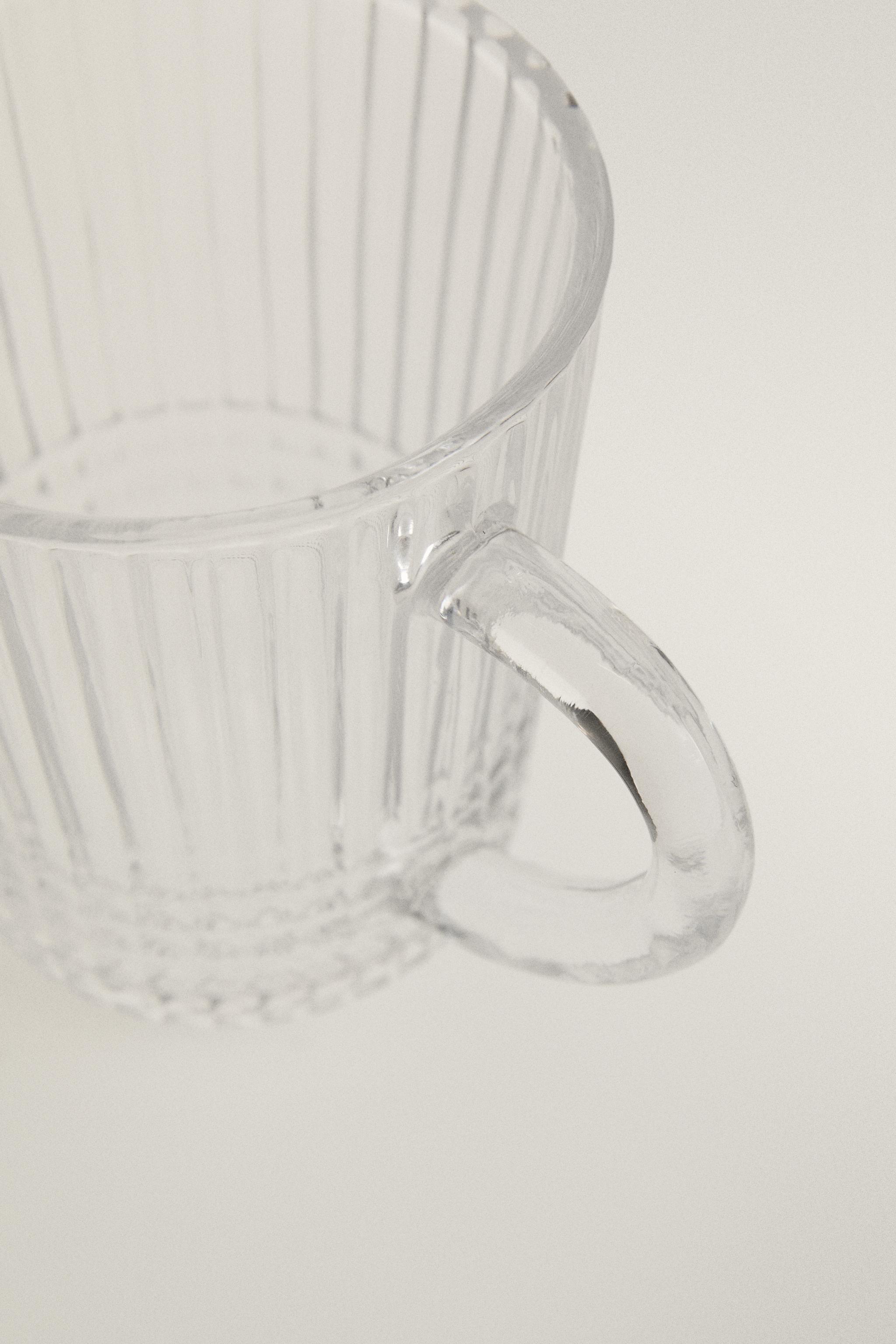 TASSE EN VERRE AVEC RELIEF GÉOMÉTRIQUE