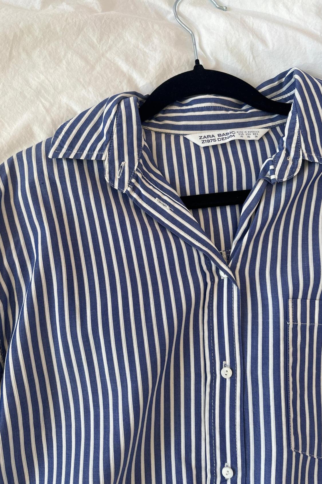 CAMISA A RAYAS BLANCA Y AZUL CON DETALLE EN MANGA LATERAL - Image 4