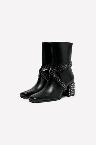 BOTINA DE SALTO EM COURO COM TACHAS LUDOVIC DE SAINT SERNIN x ZARA - Preto da Zara