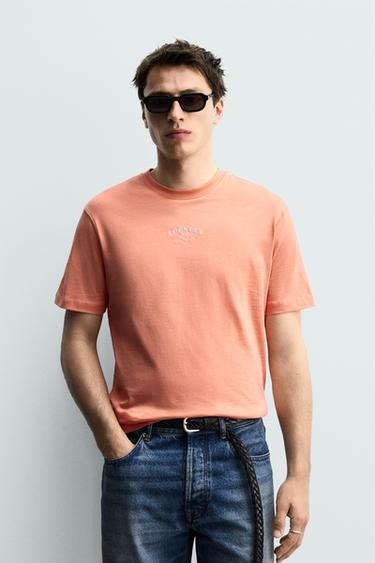CAMISETA REGULAR FIT BORDADO CONTRASTE - Coral de Zara