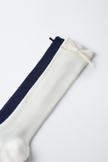 LOT DE DEUX PAIRES DE CHAUSSETTES HAUTES DÉCOR NOEUD - Bleus marine / Écrus de Zara - Image 1