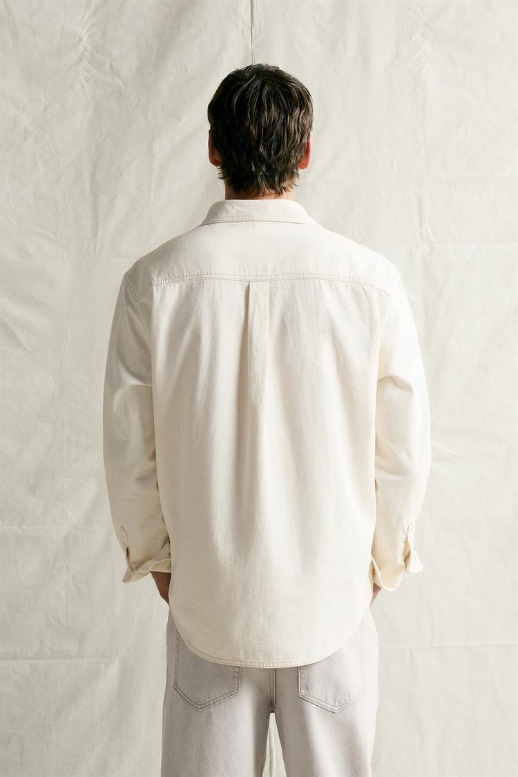 Camisa de mezclilla con costuras contrastantes 3