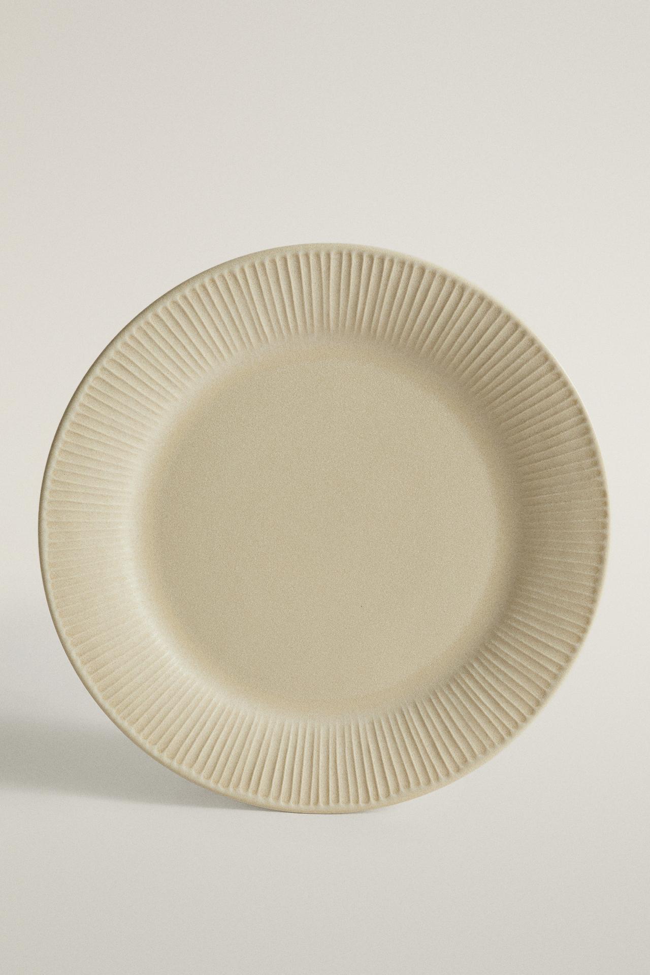 SCORED STONEWARE DINNER PLATE — Dark beige