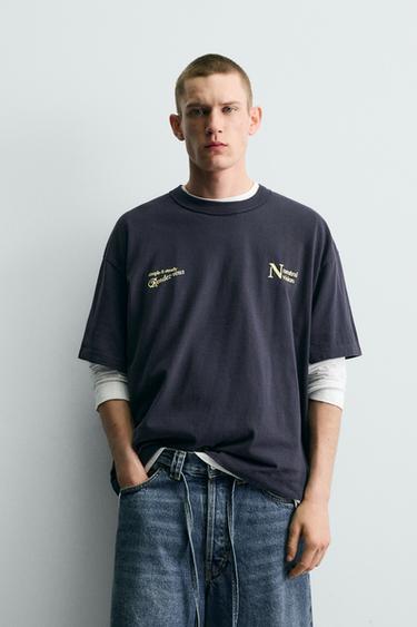 ФУТБОЛКА С КОНТРАСТНЫМИ НАДПИСЯМИ — ЛИЛОВЫЙ от Zara