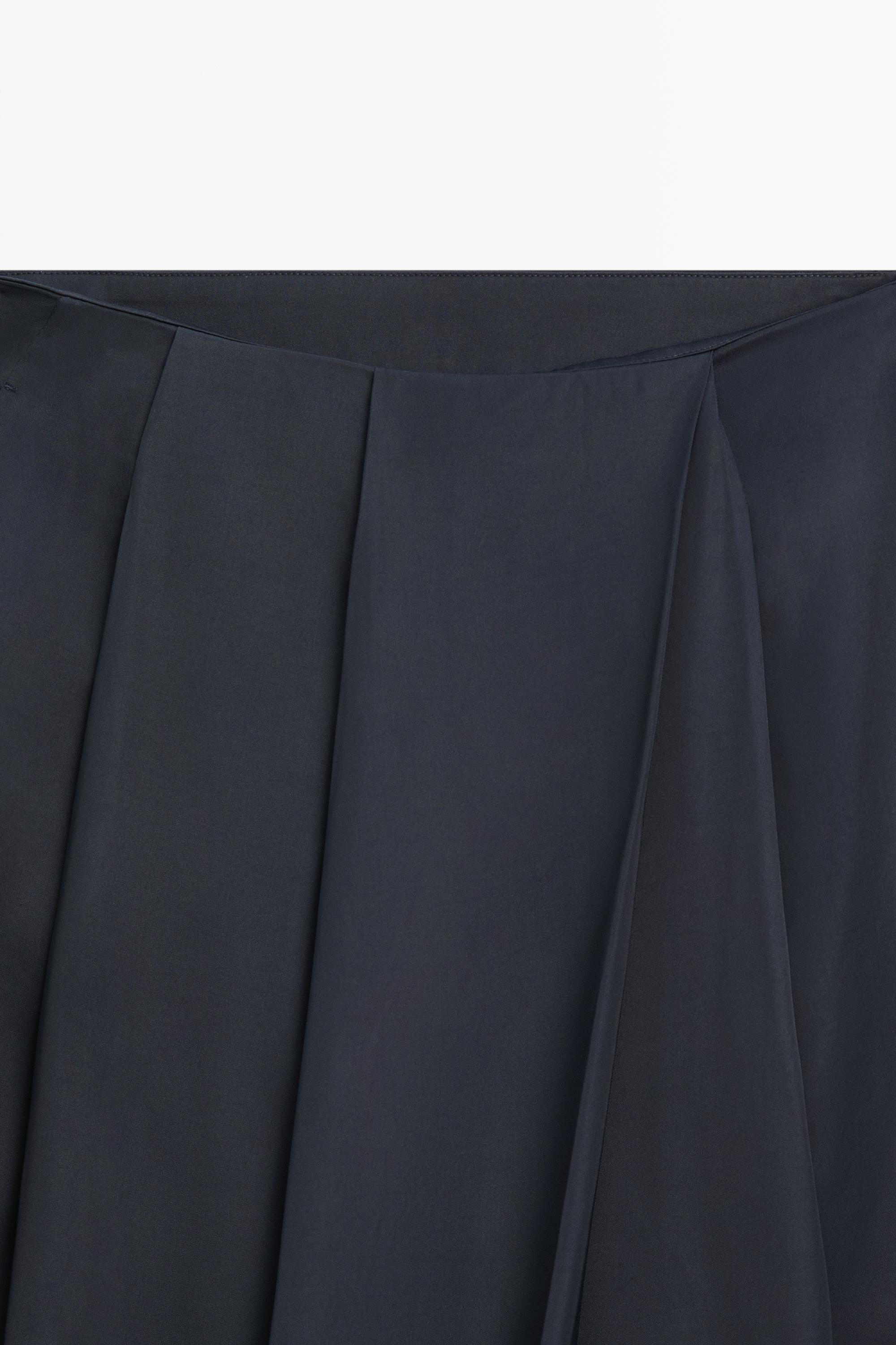 Total look flowing draped trousers