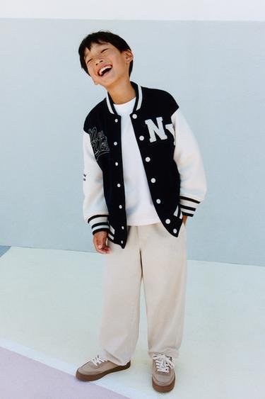 BOMBER FELPA VARSITY - Arena / Azul de Zara